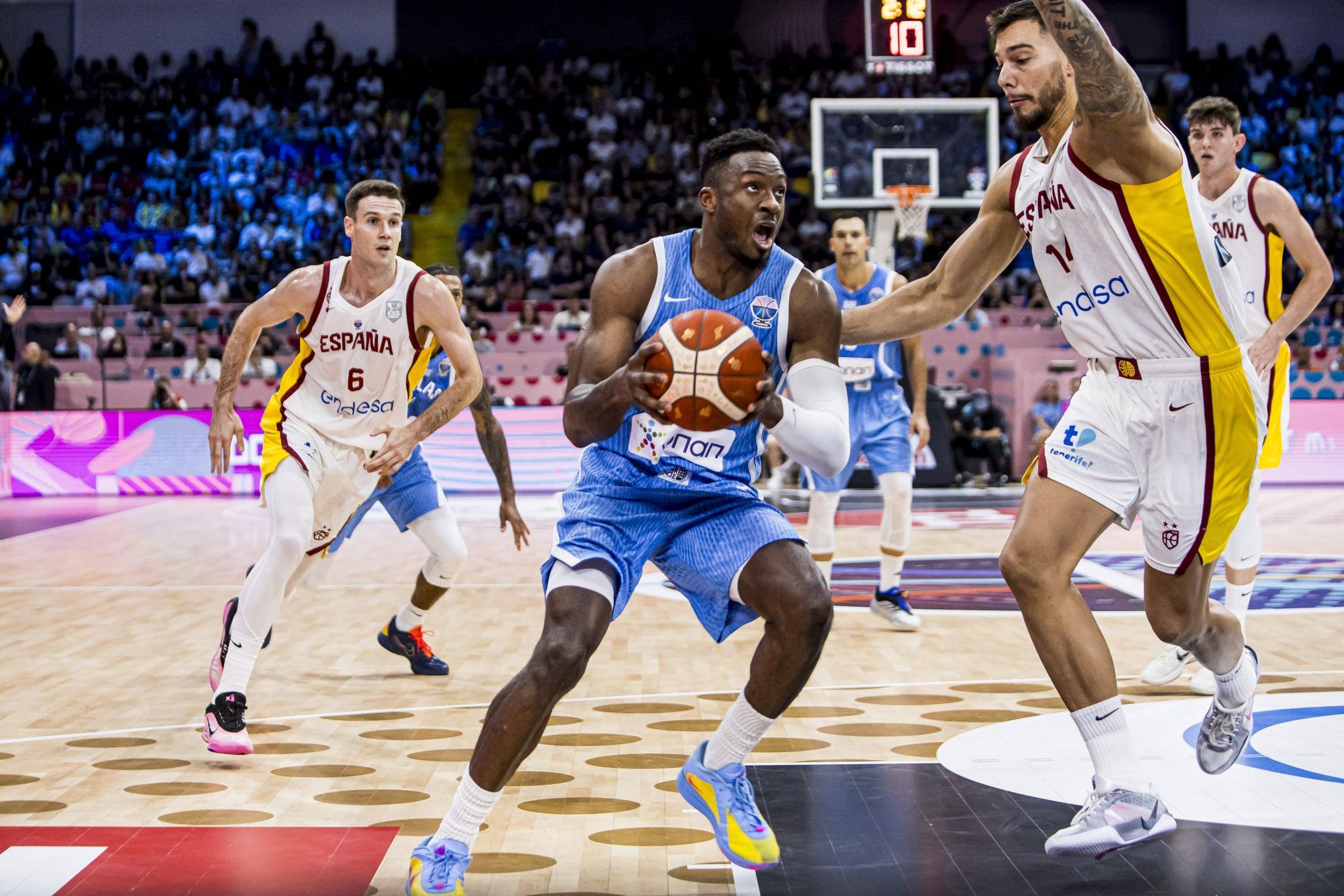 西班牙在对希腊的比赛中取得关键胜利