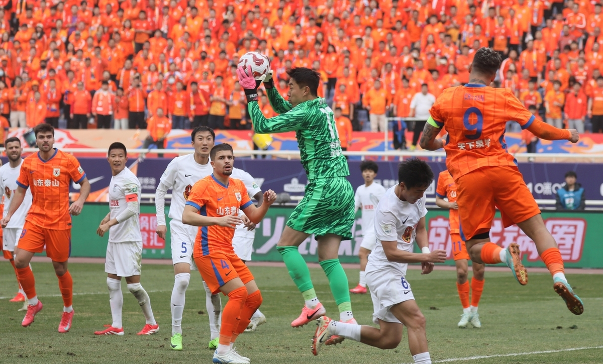 球员们在赛场上展现出顶级表现