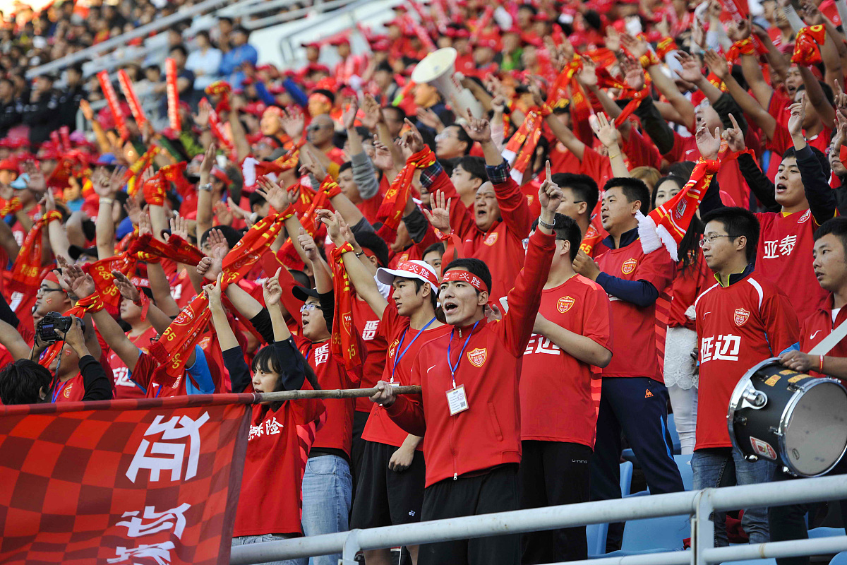 球员们在女足比赛上发挥出色,赢得观众喝彩 球员们在女足比赛上发挥出色,赢得观众喝彩