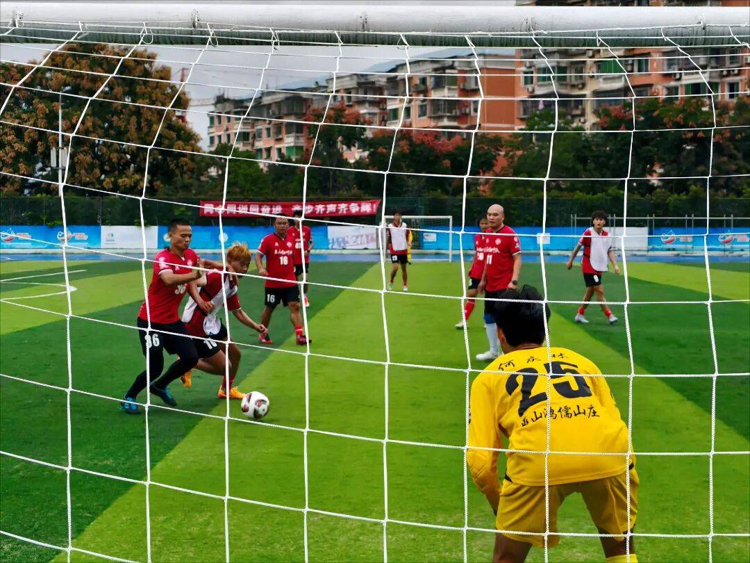 教练组合声援球员，提振士气备战的简单介绍