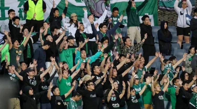 教练组合声援球员，提振士气备战的简单介绍