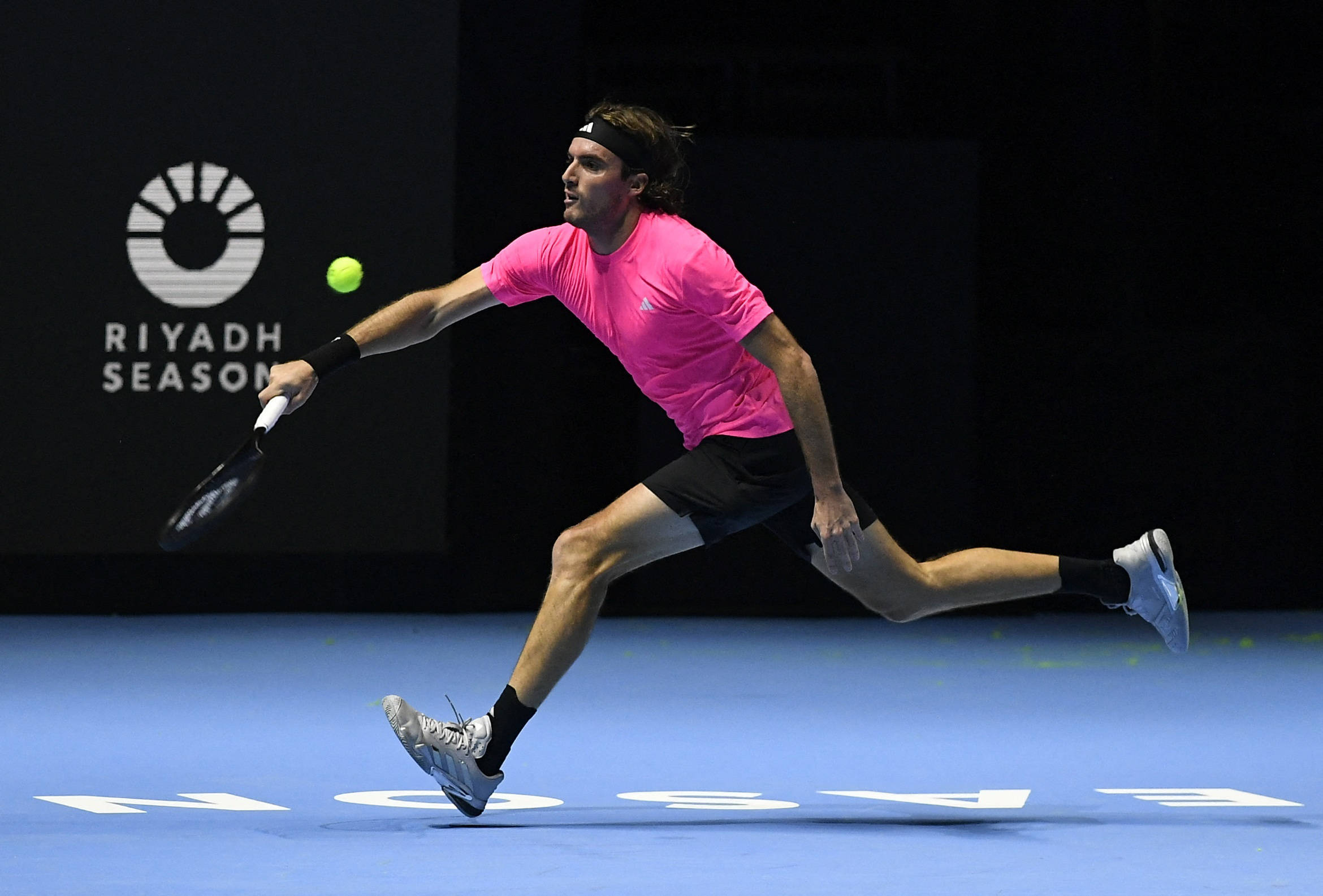 关于世界网球队爆冷欧洲网球队，西西帕斯统治全场的信息