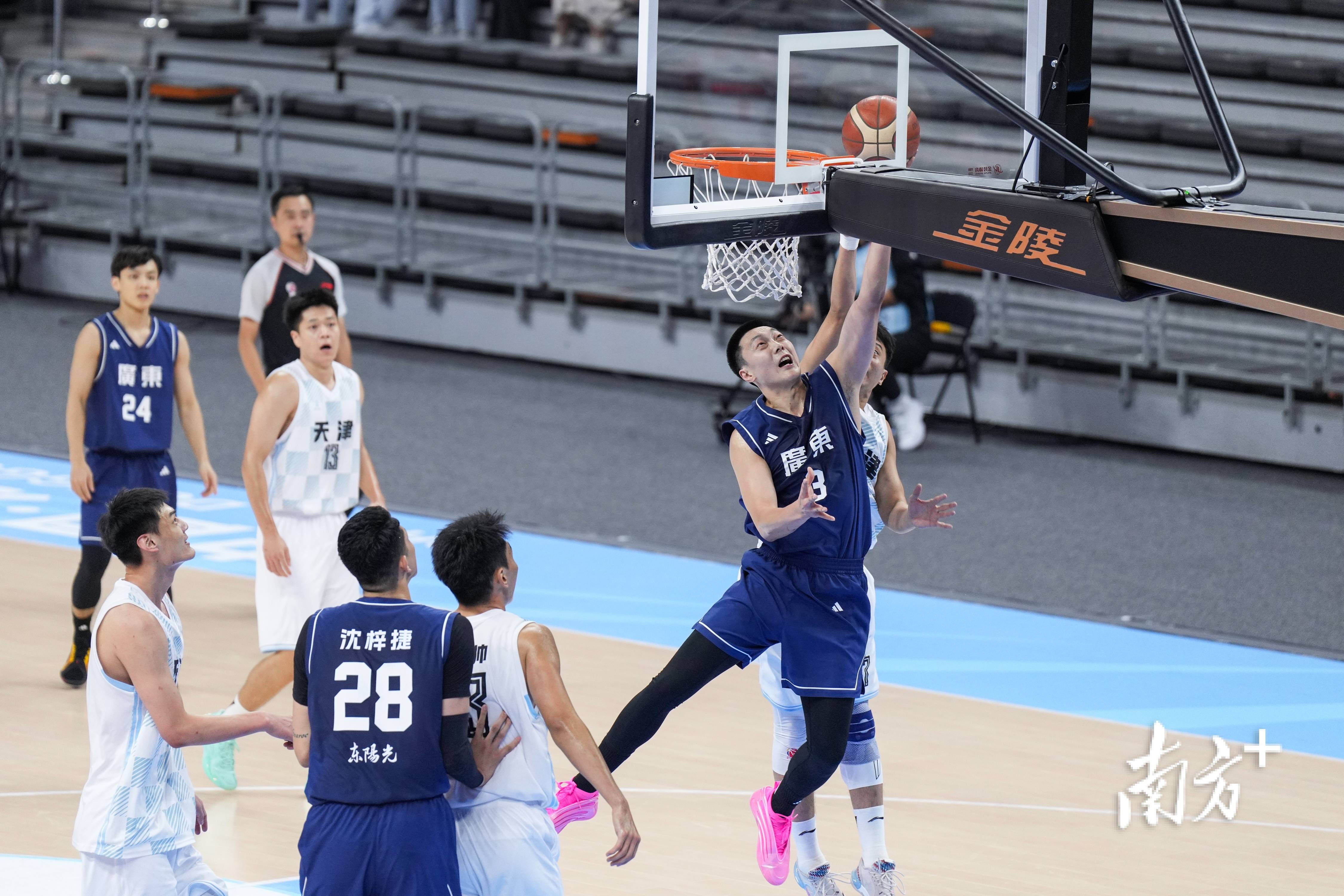 辽宁队逆转广东队，塔图姆带队取胜