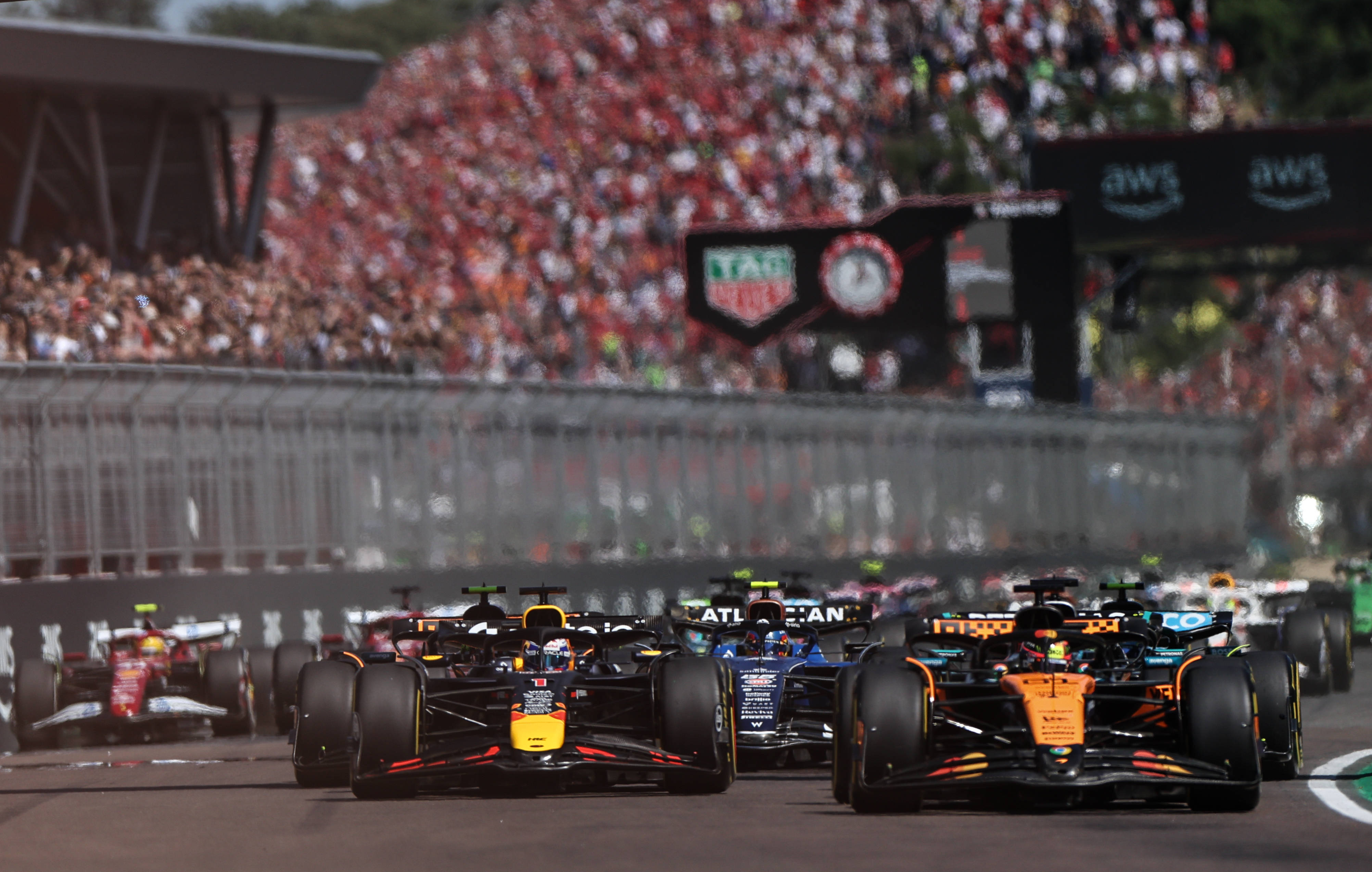 梅赛德斯险胜红牛车队，诺里斯点燃赛场的简单介绍