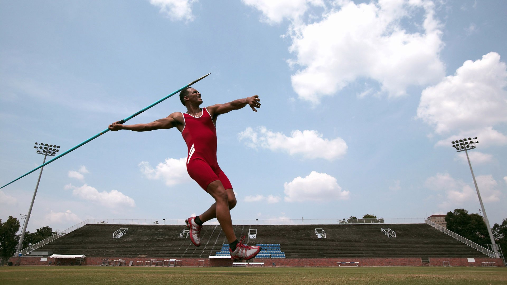 赛道轰鸣，数据狂飙，F1新赛季揭幕战之夜，加维的全面爆炸启示录